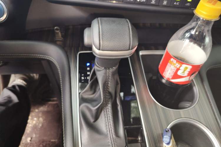 Used Toyota SIENNA 2021 2.5L Hybrid Platinum Edition Gear Lever
