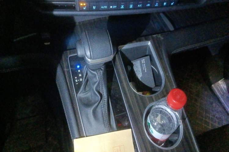Used Toyota SIENNA 2021 2.5L Hybrid Platinum Edition Gear Lever