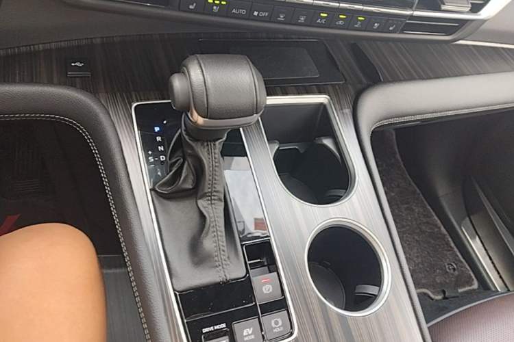 Used Toyota SIENNA 2021 2.5L Hybrid Platinum Edition Gear Lever