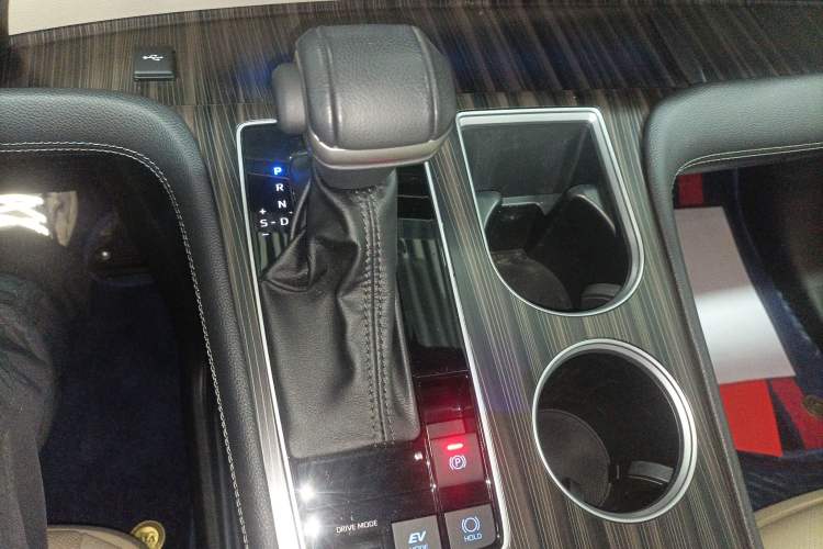 Used Toyota SIENNA 2021 2.5L Hybrid Premium Edition Gear Lever