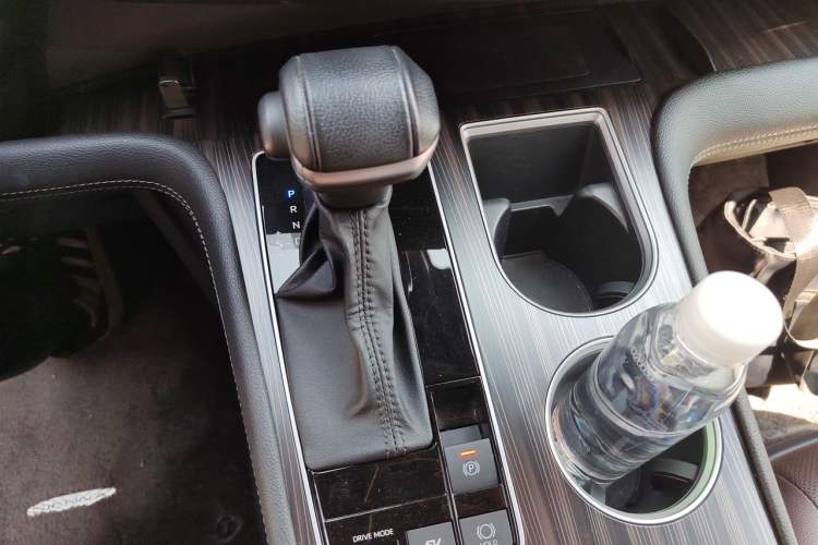 Used Toyota SIENNA 2021 2.5L Hybrid Platinum Edition Gear Lever