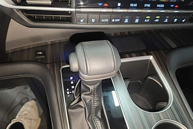 Used Toyota SIENNA 2021 2.5L Hybrid Platinum Edition Gear Lever