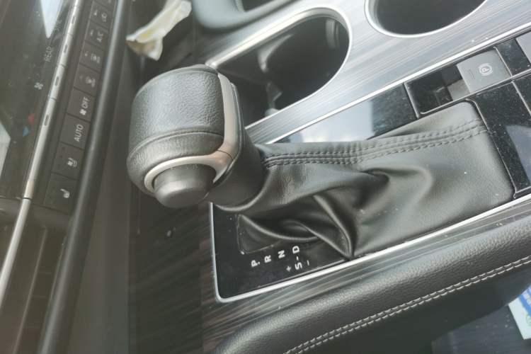 Used Toyota SIENNA 2021 2.5L Hybrid Platinum Edition Gear Lever