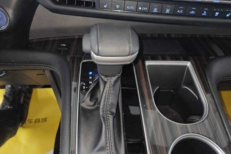 Used Toyota SIENNA 2021 2.5L Hybrid Platinum Edition Gear Lever