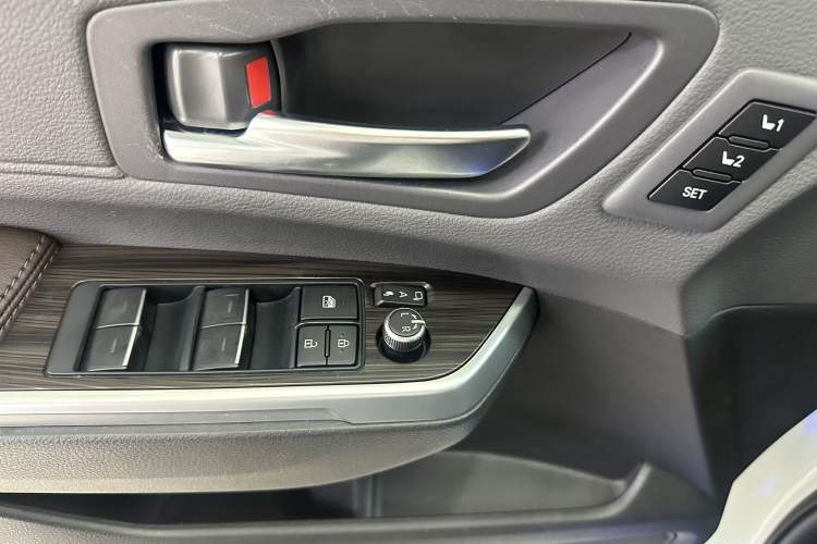 Used Toyota SIENNA 2021 2.5L Hybrid Platinum Edition Interior 10
