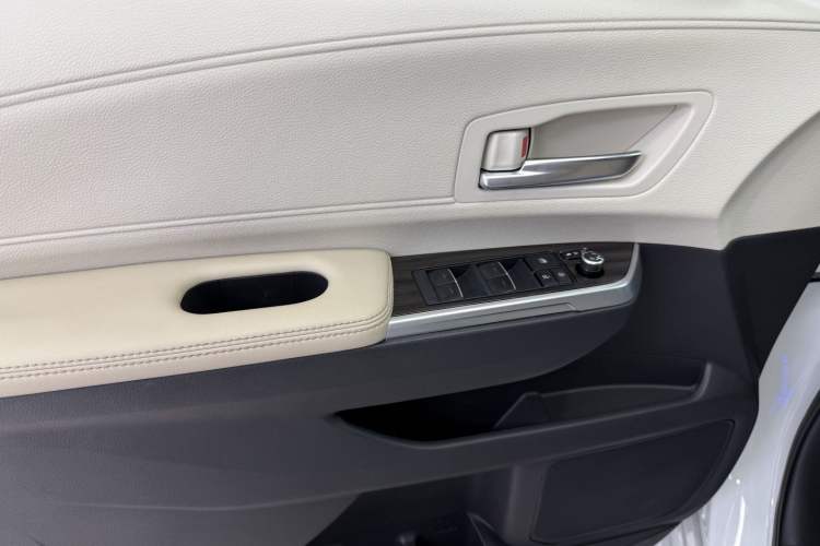 Used Toyota SIENNA 2021 2.5L Hybrid Ultimate Edition Interior 11