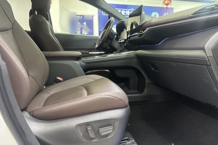 Used Toyota SIENNA 2021 2.5L Hybrid Platinum Edition Interior 11