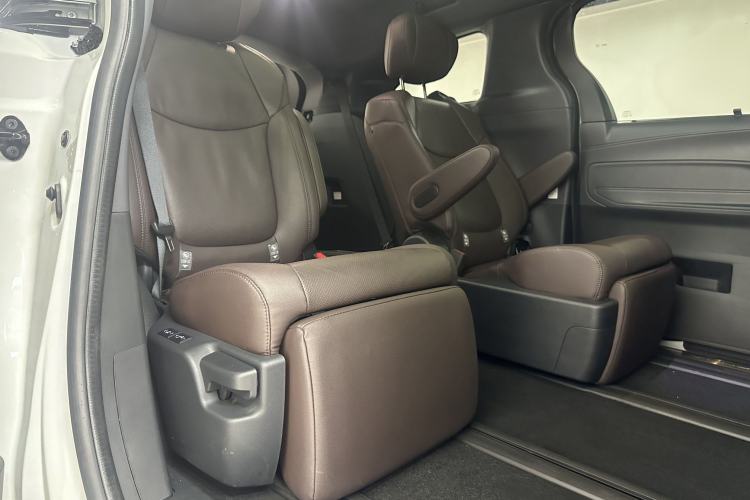 Used Toyota SIENNA 2021 2.5L Hybrid Platinum Edition Interior 12
