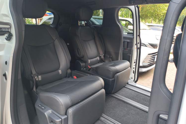 Used Toyota SIENNA 2021 2.5L Hybrid Premium Edition Interior 12