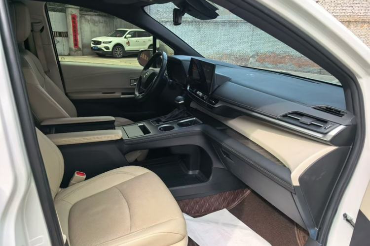 Used Toyota SIENNA 2021 2.5L Hybrid Ultimate Edition Interior 2
