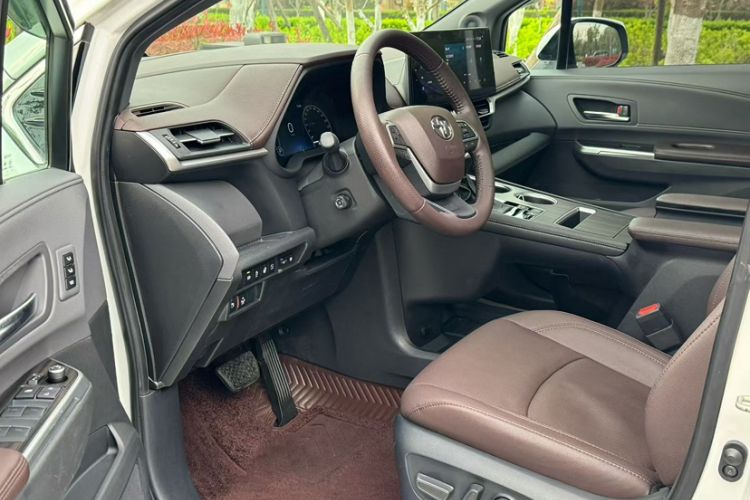 Used Toyota SIENNA 2021 2.5L Hybrid Platinum Edition Interior 2