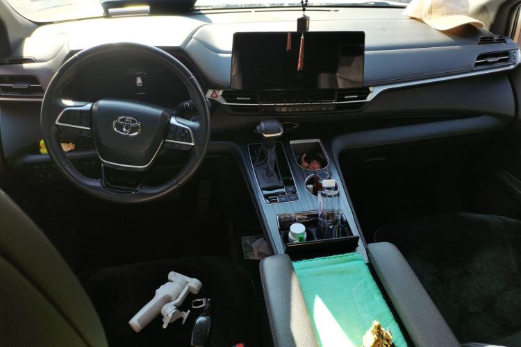 Used Toyota SIENNA 2021 2.5L Hybrid Premium Edition Interior 2