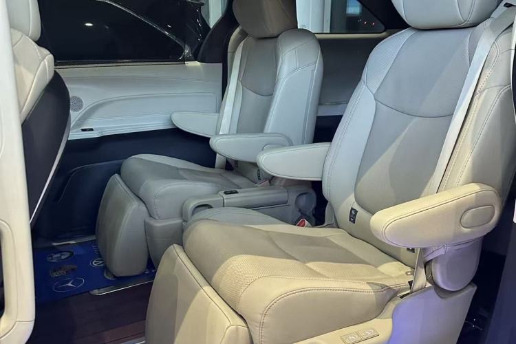 Used Toyota SIENNA 2021 2.5L Hybrid Premium Edition Interior 2
