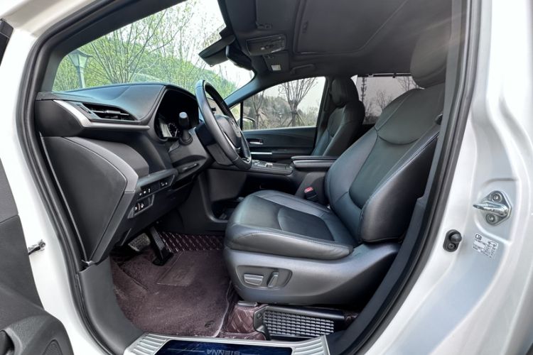 Used Toyota SIENNA 2021 2.5L Hybrid Premium Edition Interior 2