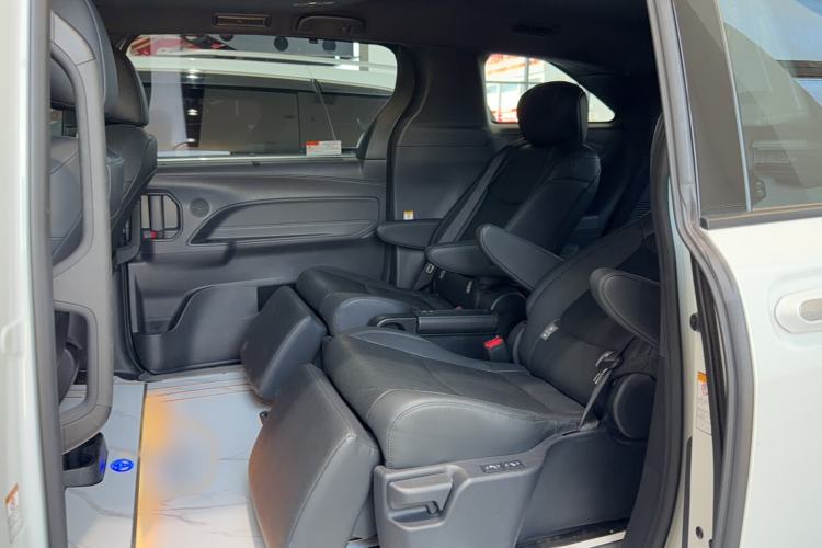 Used Toyota SIENNA 2021 2.5L Hybrid Premium Edition Interior 2