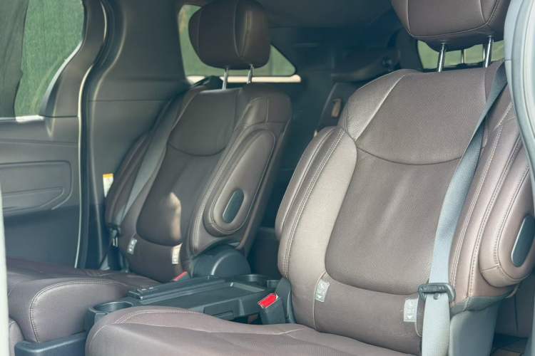 Used Toyota SIENNA 2021 2.5L Hybrid Platinum Edition Interior 2
