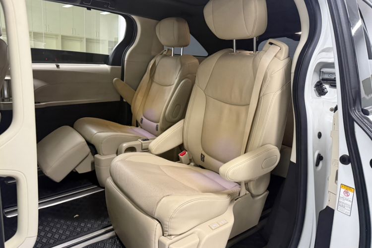 Used Toyota SIENNA 2021 2.5L Hybrid Ultimate Edition Interior 2