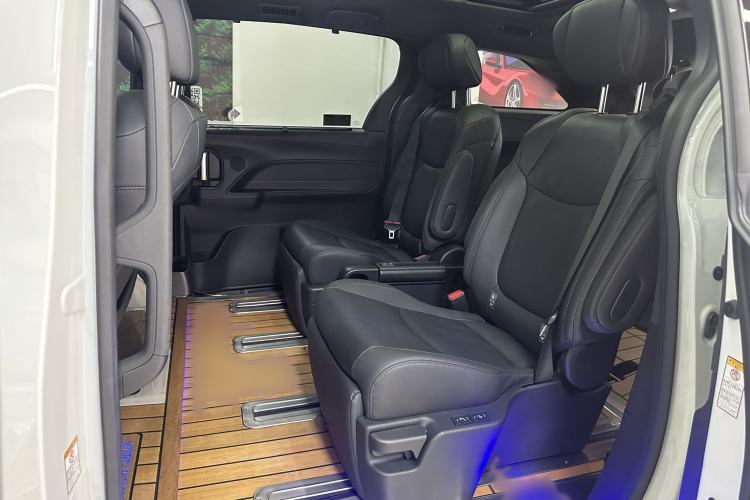 Used Toyota SIENNA 2021 2.5L Hybrid Ultimate Edition Interior 2