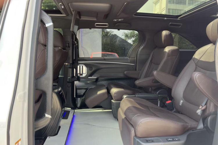 Used Toyota SIENNA 2021 2.5L Hybrid Platinum Edition Interior 2