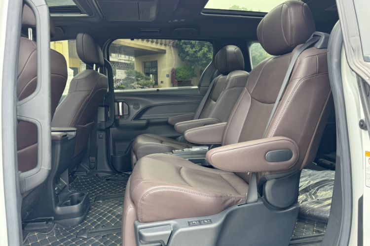 Used Toyota SIENNA 2021 2.5L Hybrid Platinum Edition Interior 2