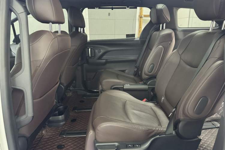 Used Toyota SIENNA 2021 2.5L Hybrid Platinum Edition Interior 2