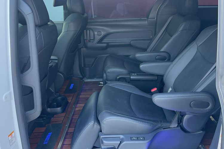 Used Toyota SIENNA 2021 2.5L Hybrid Premium Edition Interior 2