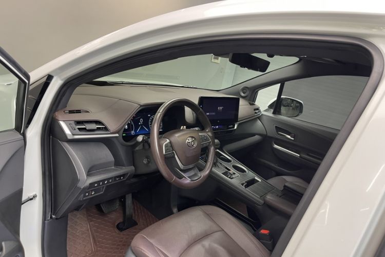 Used Toyota SIENNA 2021 2.5L Hybrid Platinum Edition Interior 2