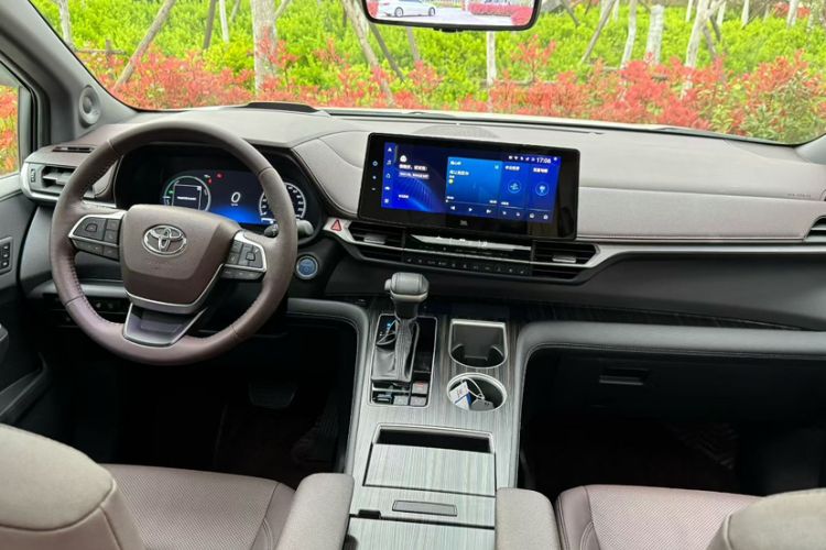 Used Toyota SIENNA 2021 2.5L Hybrid Platinum Edition Interior 3