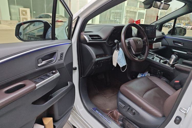 Used Toyota SIENNA 2021 2.5L Hybrid Platinum Edition Interior 3