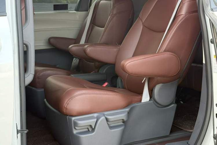 Used Toyota SIENNA 2021 2.5L Hybrid Comfort Edition Interior 3