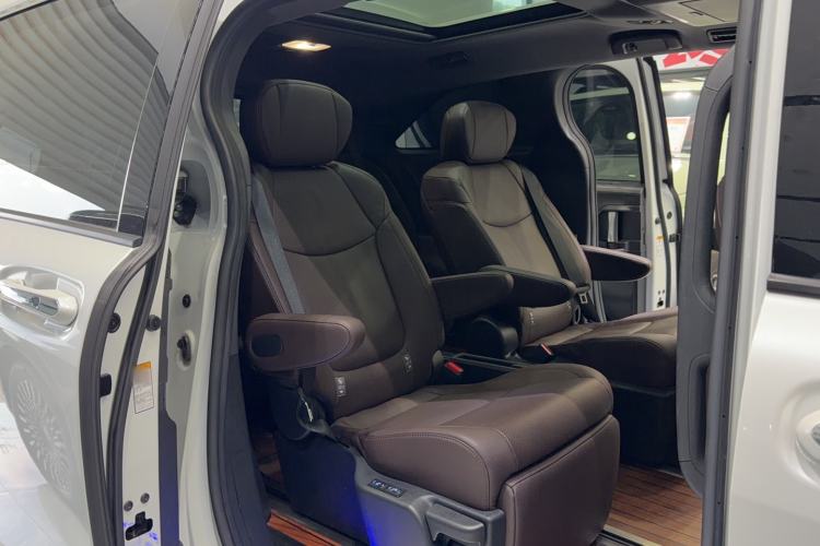 Used Toyota SIENNA 2021 2.5L Hybrid Platinum Edition Interior 3