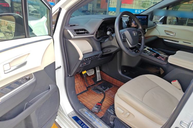 Used Toyota SIENNA 2021 2.5L Hybrid Premium Edition Interior 3