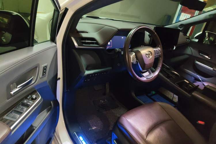 Used Toyota SIENNA 2021 2.5L Hybrid Platinum Edition Interior 3