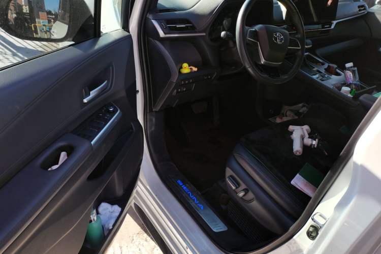 Used Toyota SIENNA 2021 2.5L Hybrid Premium Edition Interior 3