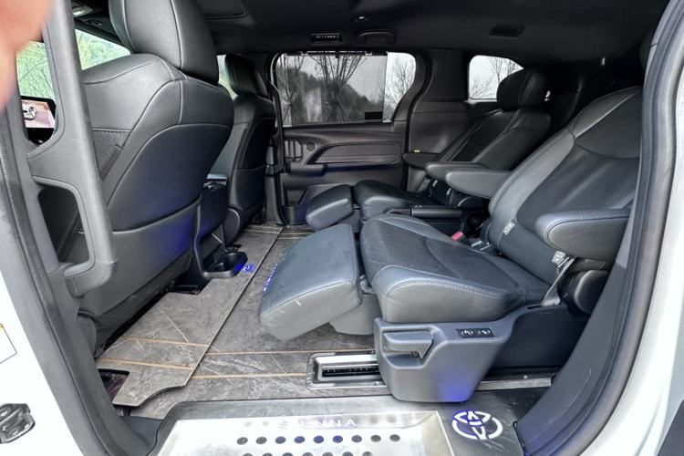 Used Toyota SIENNA 2021 2.5L Hybrid Premium Edition Interior 3