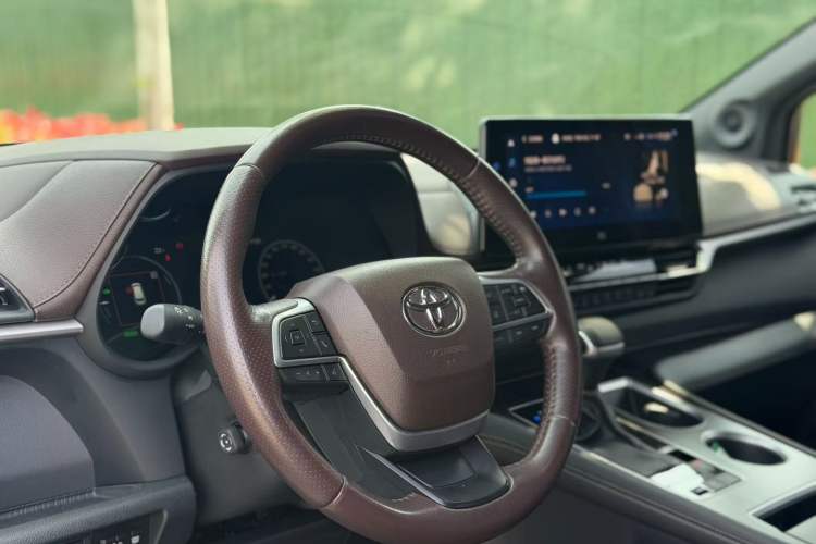 Used Toyota SIENNA 2021 2.5L Hybrid Platinum Edition Interior 3