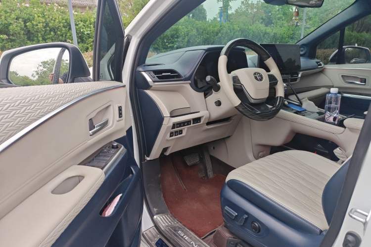 Used Toyota SIENNA 2021 2.5L Hybrid Platinum Edition Interior 3