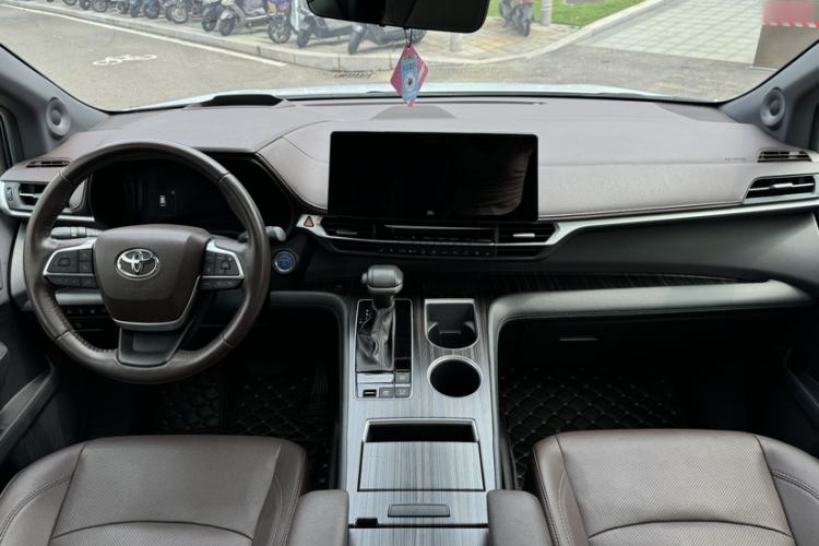 Used Toyota SIENNA 2021 2.5L Hybrid Platinum Edition Interior 3