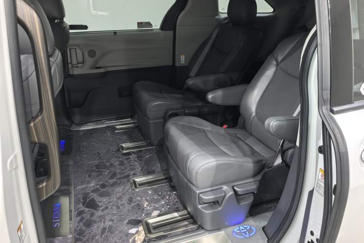 Used Toyota SIENNA 2021 2.5L Hybrid Comfort Edition Interior 3