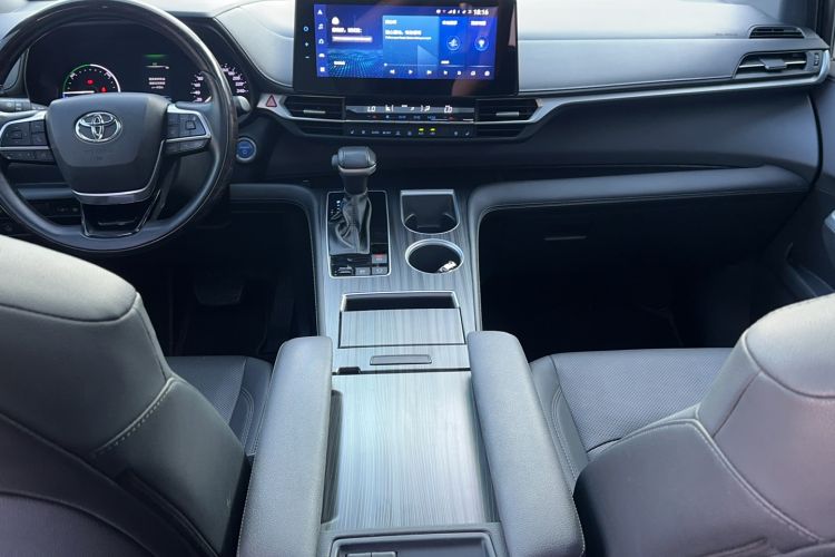 Used Toyota SIENNA 2021 2.5L Hybrid Premium Edition Interior 3
