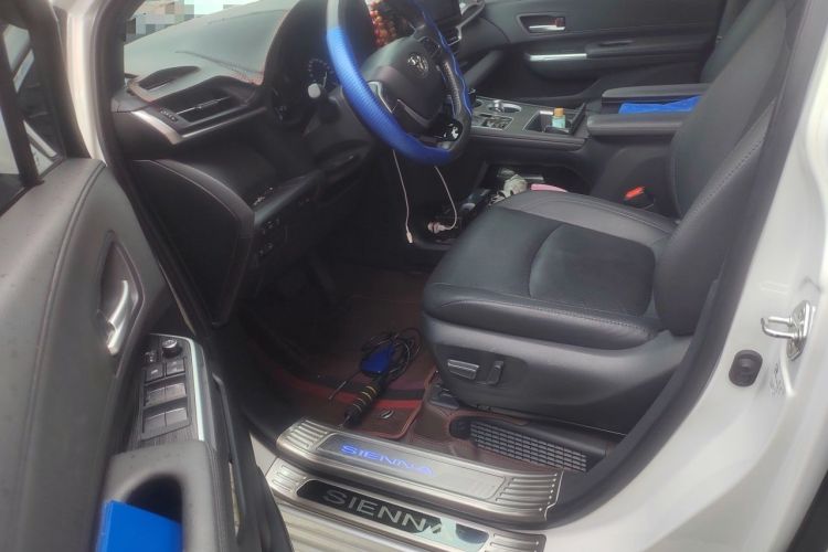 Used Toyota SIENNA 2021 2.5L Hybrid Premium Edition Interior 3