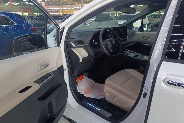 Used Toyota SIENNA 2021 2.5L Hybrid Premium Edition Interior 3