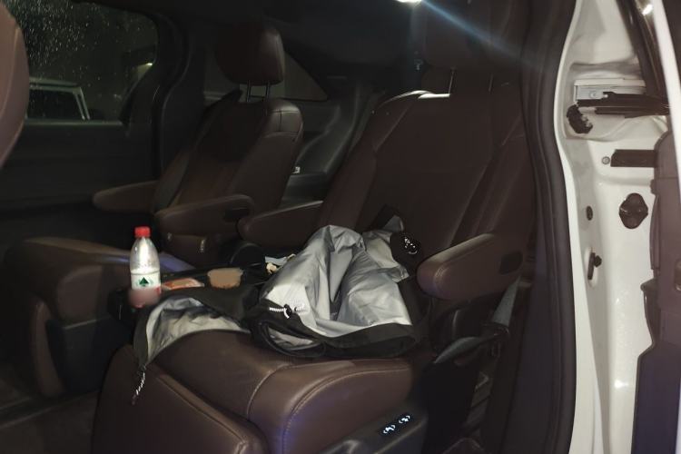 Used Toyota SIENNA 2021 2.5L Hybrid Platinum Edition Interior 4