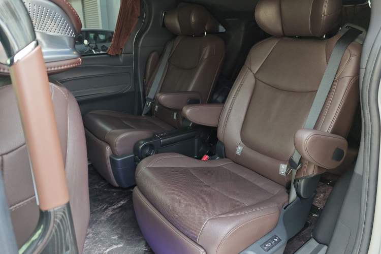 Used Toyota SIENNA 2021 2.5L Hybrid Platinum Edition Interior 4