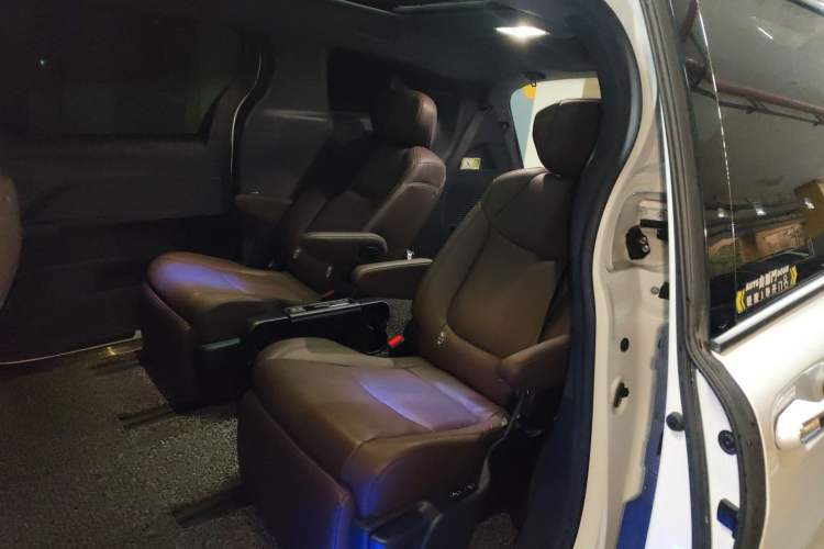 Used Toyota SIENNA 2021 2.5L Hybrid Platinum Edition Interior 4