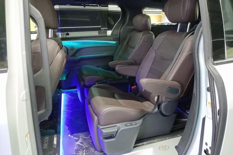 Used Toyota SIENNA 2021 2.5L Hybrid Platinum Edition Interior 4