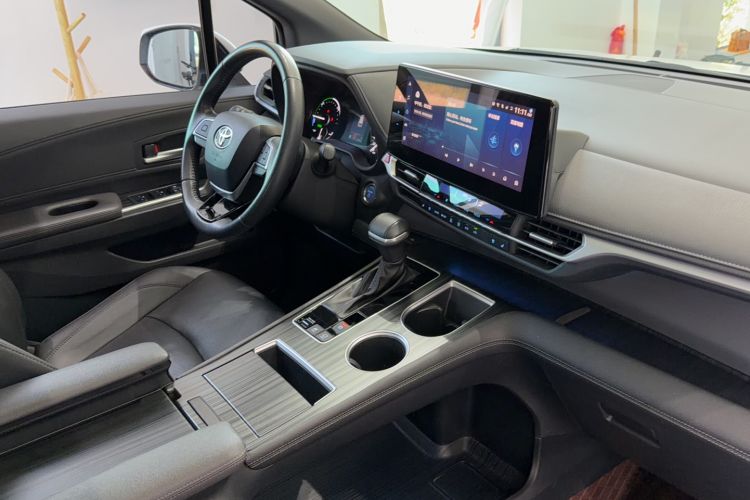 Used Toyota SIENNA 2021 2.5L Hybrid Premium Edition Interior 4