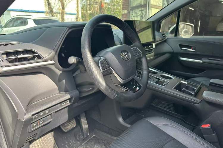 Used Toyota SIENNA 2021 2.5L Hybrid Ultimate Edition Interior 4