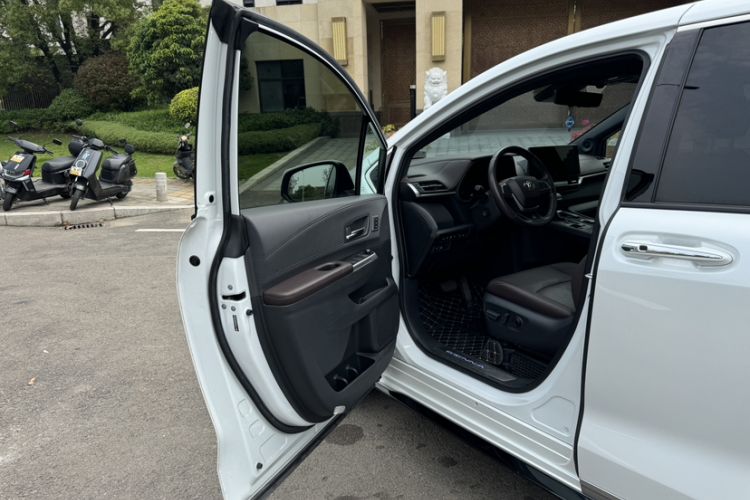 Used Toyota SIENNA 2021 2.5L Hybrid Platinum Edition Interior 4