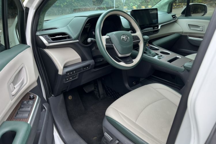 Used Toyota SIENNA 2021 2.5L Hybrid Comfort Edition Interior 4